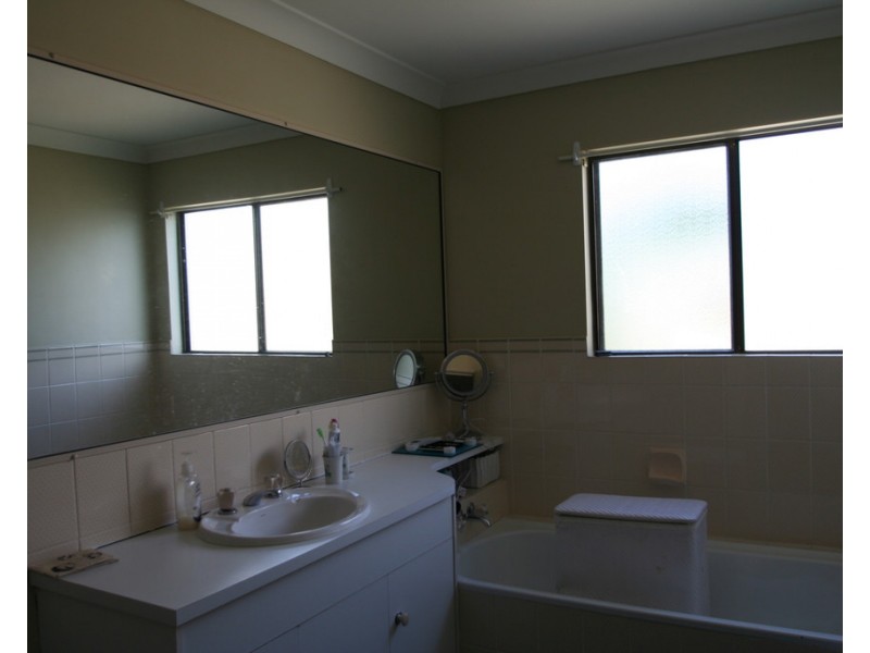 1-4 21 Opal Street, Emerald QLD 4720