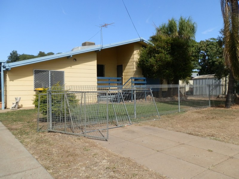 2 Burns Ave, Emerald QLD 4720