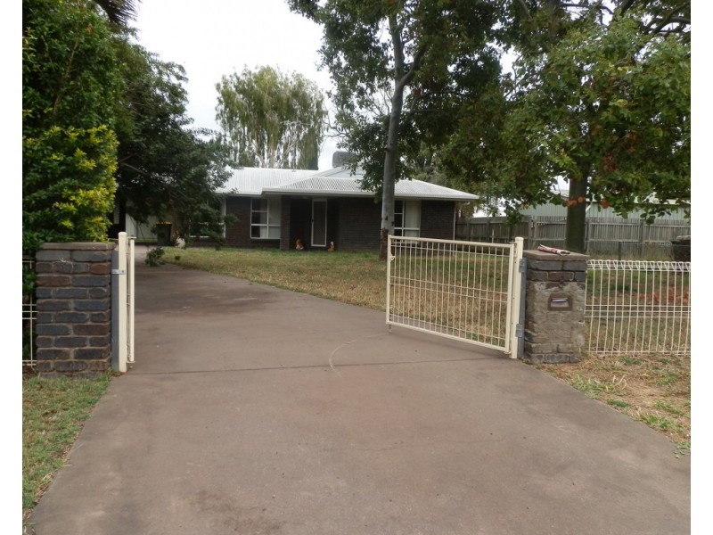 8 Crystal Court, Emerald QLD 4720