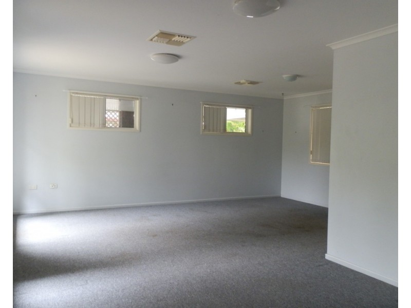 8 Crystal Court, Emerald QLD 4720