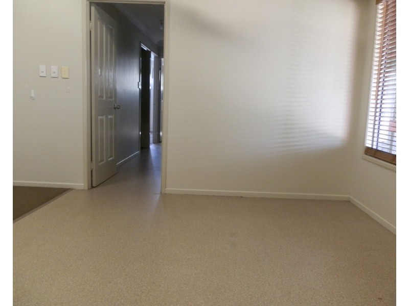 1/2 Roberts Street, Emerald QLD 4720