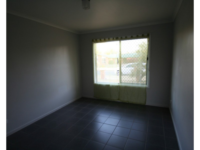 42 DAWN CRESCENT, Emerald QLD 4720