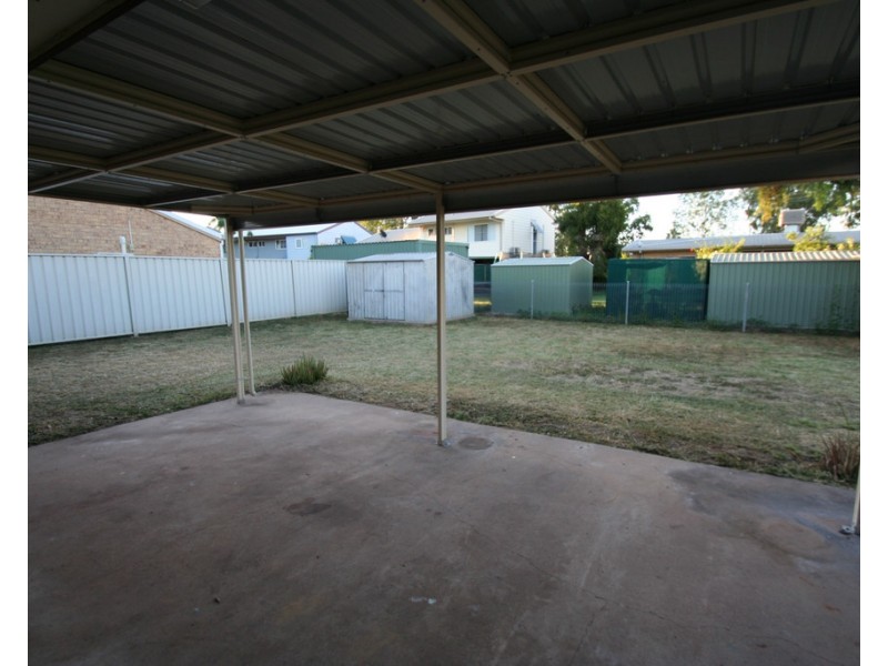 42 DAWN CRESCENT, Emerald QLD 4720