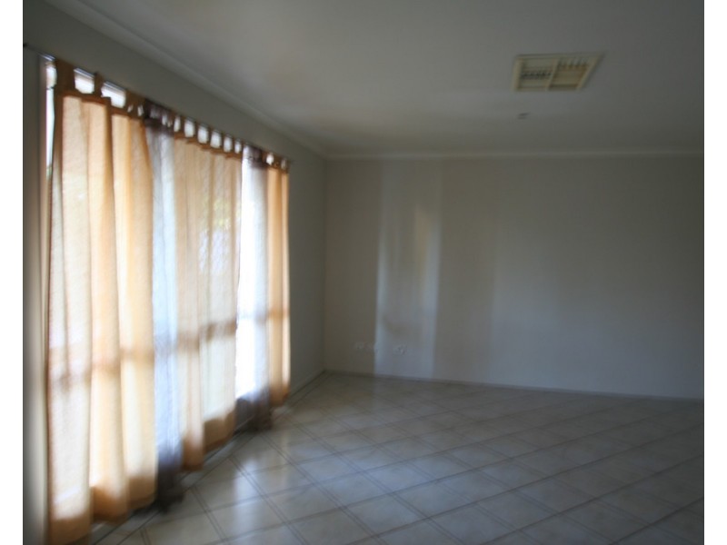 42 DAWN CRESCENT, Emerald QLD 4720