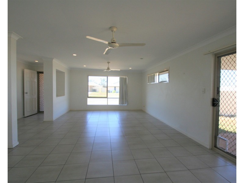 10 Lakeside Drive, Emerald QLD 4720