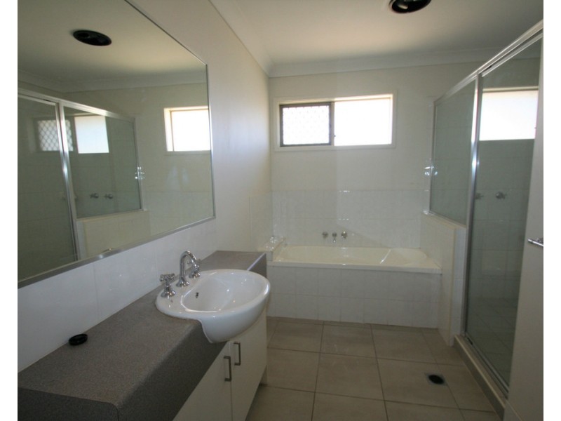 10 Lakeside Drive, Emerald QLD 4720