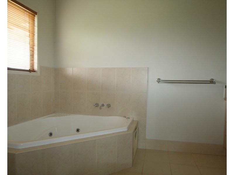 40 Edgewood Drive, Emerald QLD 4720