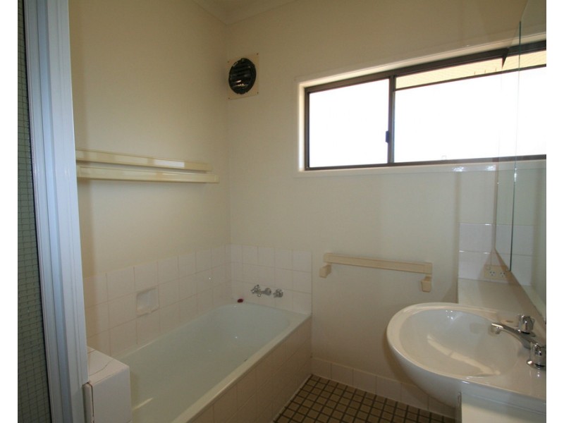 2 Andrew Place, Emerald QLD 4720