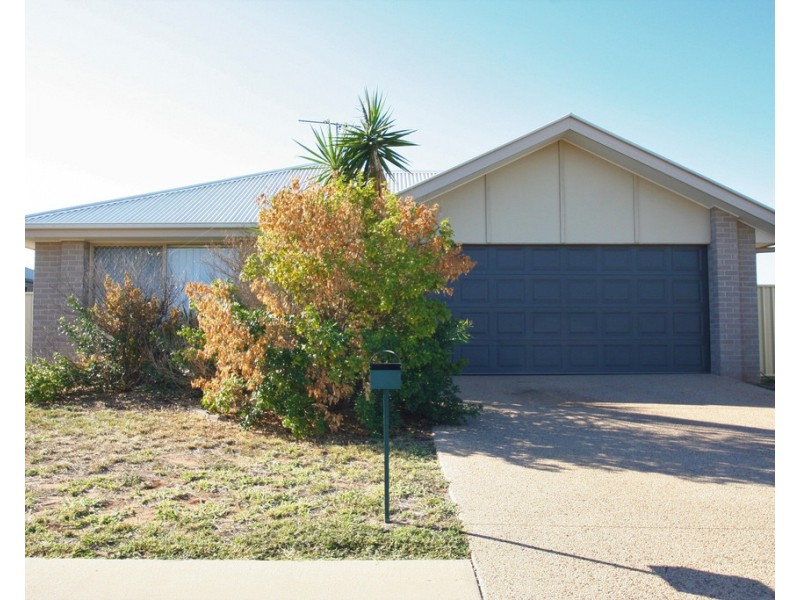 7 Lakeside Drive, Emerald QLD 4720
