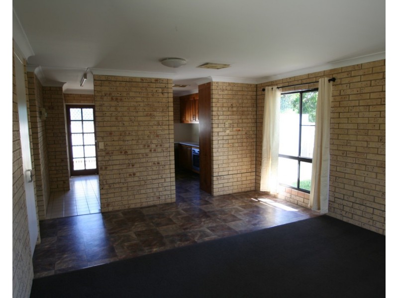 1/98 Baker Street, Emerald QLD 4720