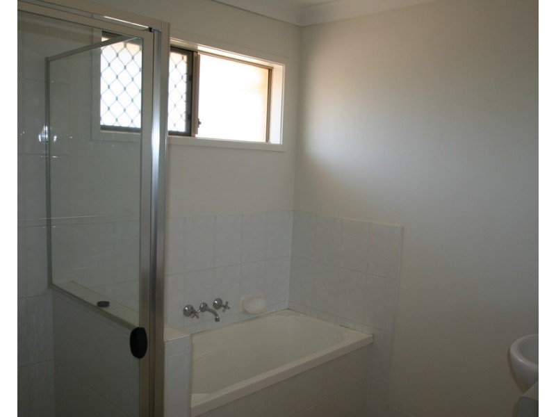 33 Lakeside Drive, Emerald QLD 4720