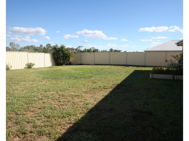 33 Lakeside Drive, Emerald QLD 4720