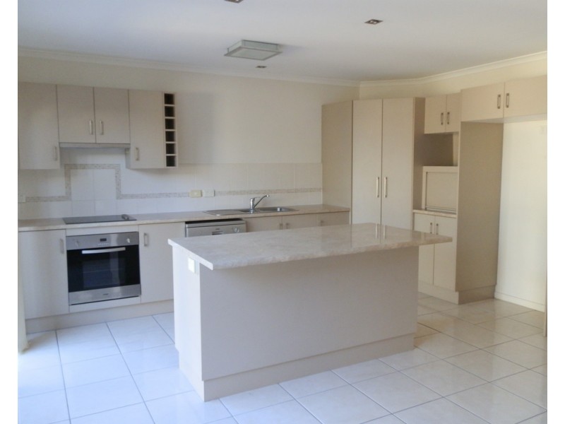 2/2 Guy Street, Emerald QLD 4720
