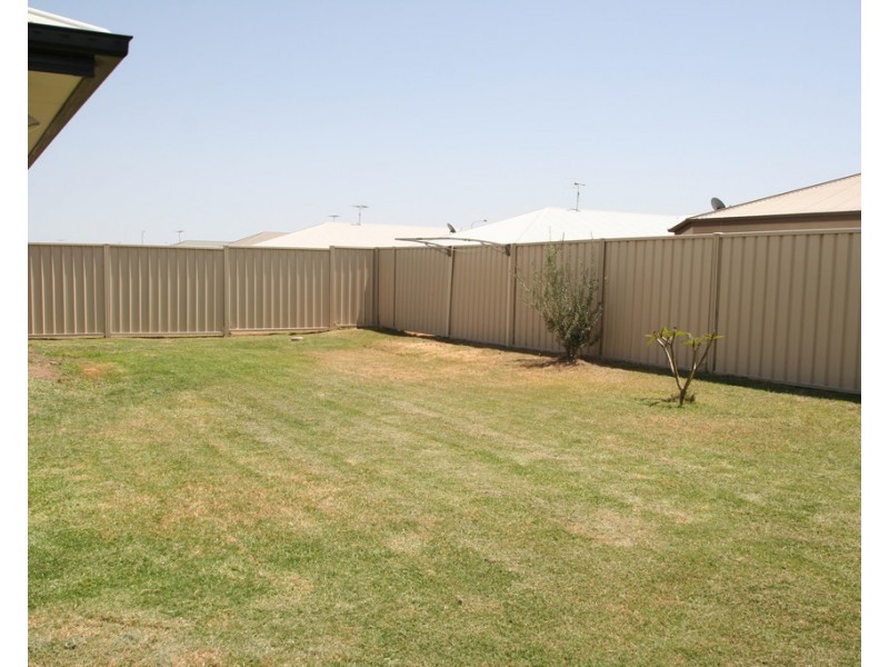 9 Whitney St, Emerald QLD 4720