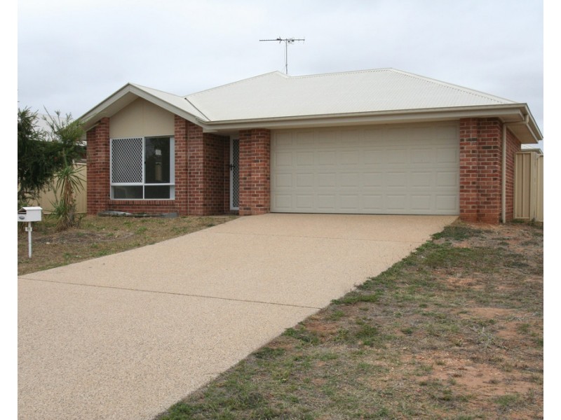 11 Lightening Street, Emerald QLD 4720