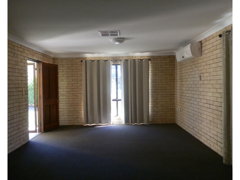2/98 Baker Street, Emerald QLD 4720