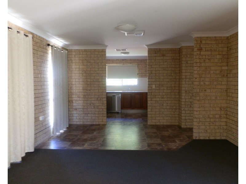 2/98 Baker Street, Emerald QLD 4720