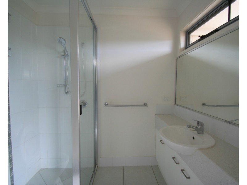 2/11 Eagle Street, Emerald QLD 4720