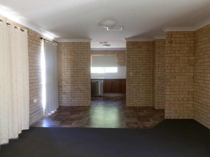2/98 Baker Street, Emerald QLD 4720
