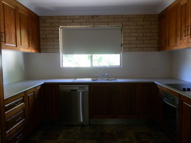 2/98 Baker Street, Emerald QLD 4720