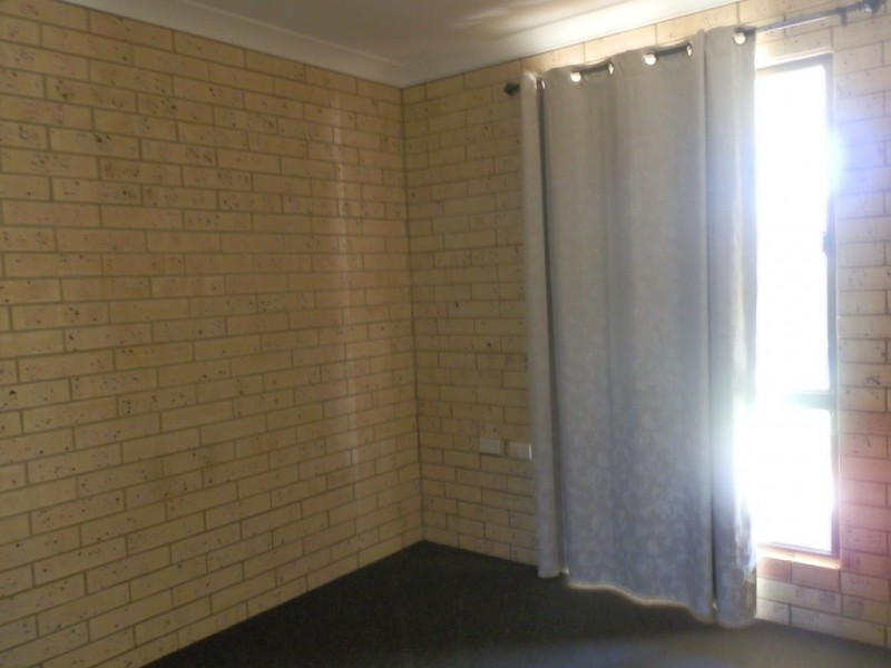 2/98 Baker Street, Emerald QLD 4720