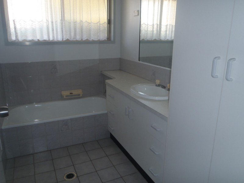 11 Eubar Place, Emerald QLD 4720