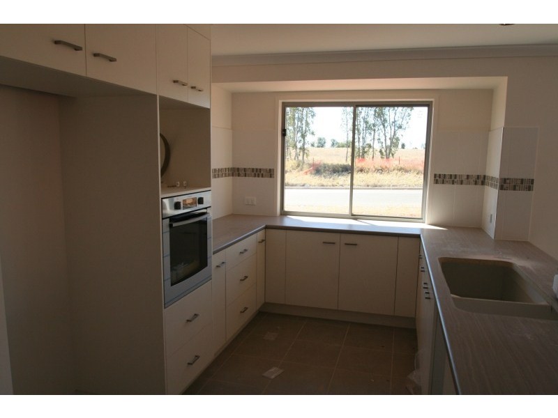 2 Eagle Court, Emerald QLD 4720