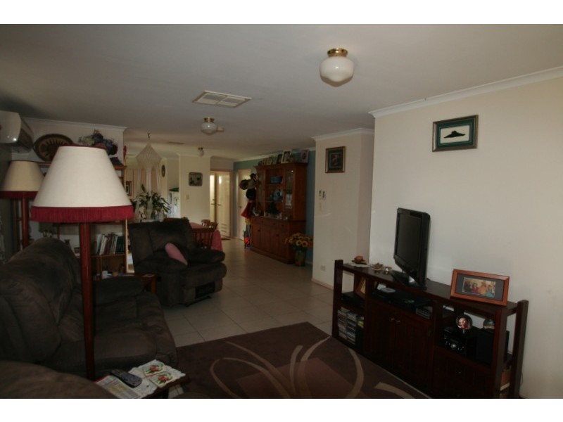 8 Edmonston Drive, Emerald QLD 4720