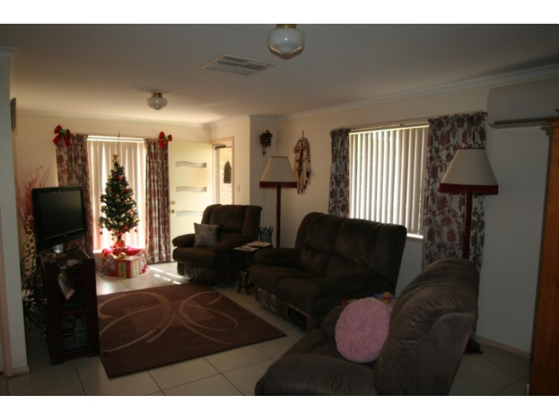 8 Edmonston Drive, Emerald QLD 4720