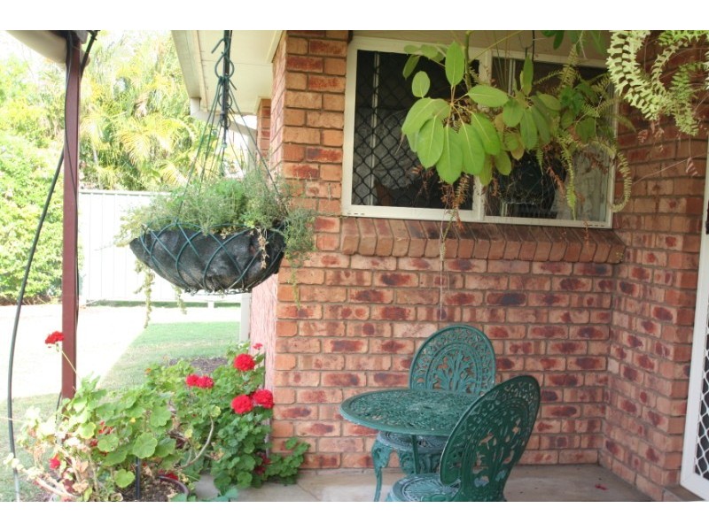 8 Edmonston Drive, Emerald QLD 4720