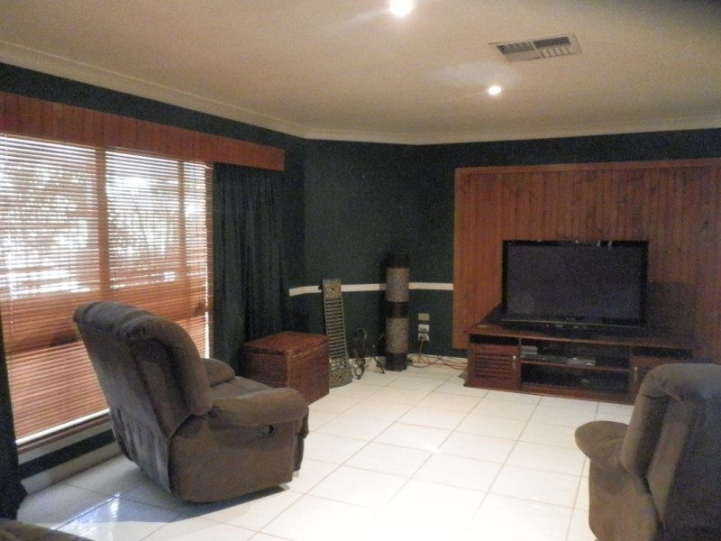 24 Cowan Crescent, Emerald QLD 4720