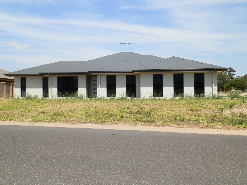 17 Moriarty Street, Emerald QLD 4720