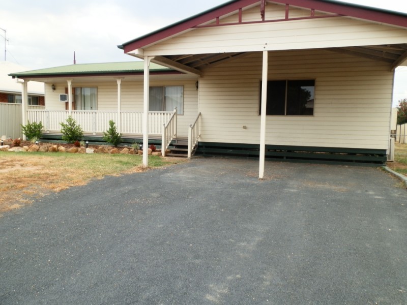 14 Cowan Crescent, Emerald QLD 4720