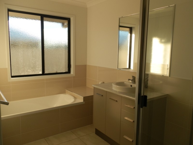 63 Lakeside Drive, Emerald QLD 4720