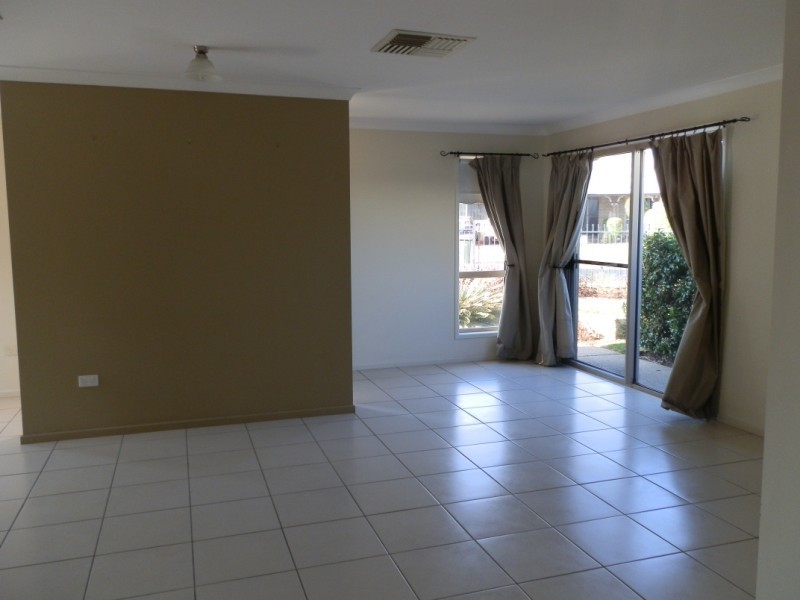 45 Crinum Crescent, Emerald QLD 4720