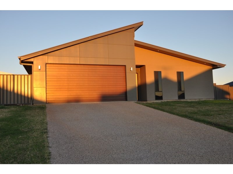 64 Lakeside Drive, Emerald QLD 4720