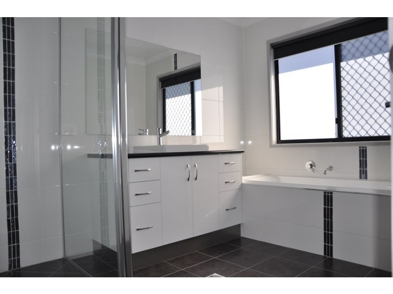 64 Lakeside Drive, Emerald QLD 4720