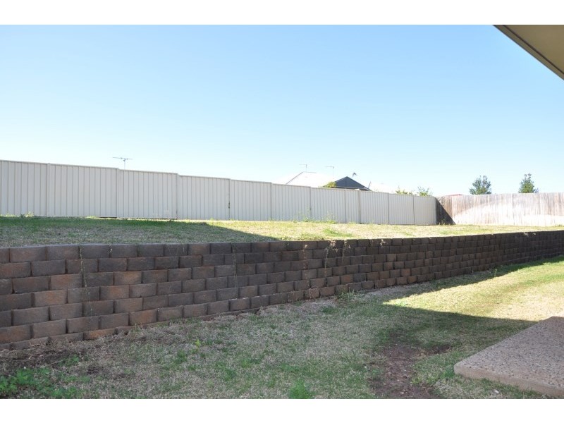 64 Lakeside Drive, Emerald QLD 4720