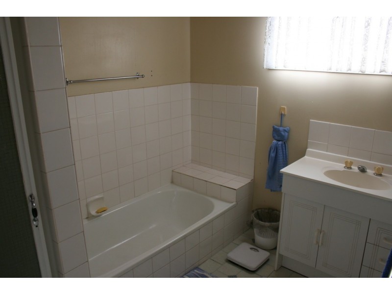 3 Hereford Place, Emerald QLD 4720