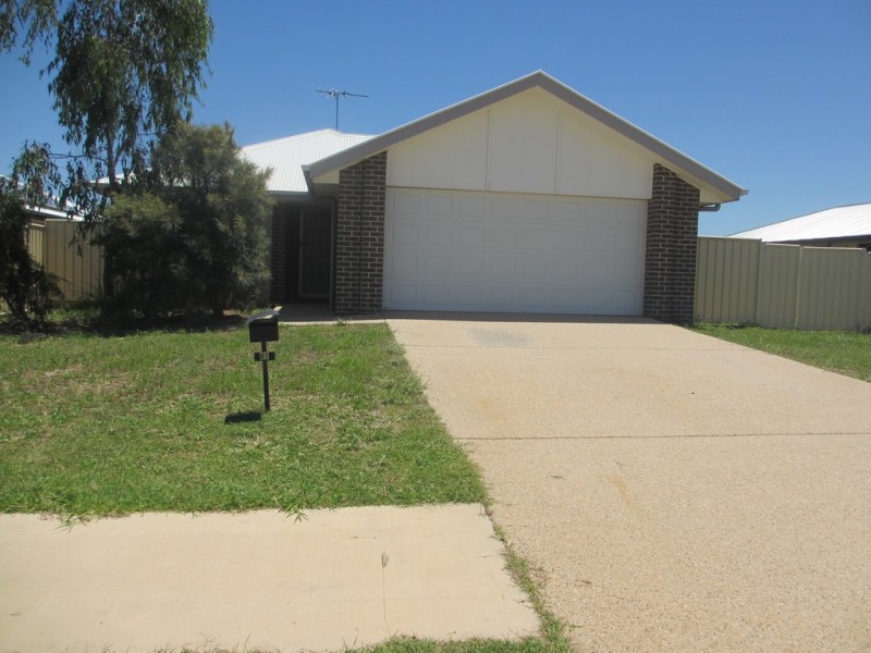 61 Lakeside Drive, Emerald QLD 4720