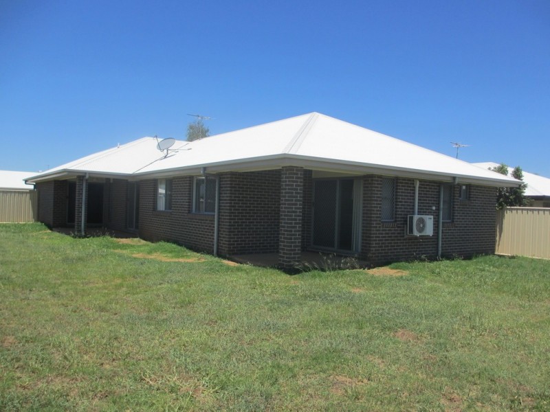 61 Lakeside Drive, Emerald QLD 4720