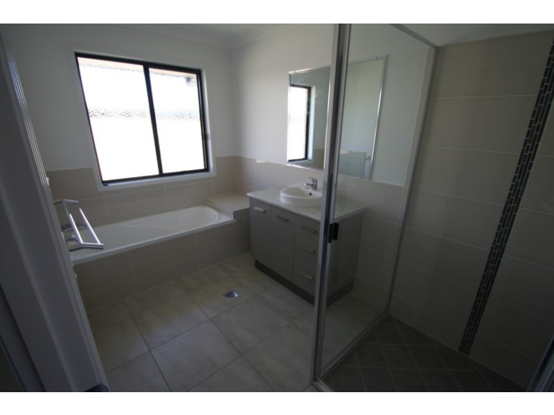 63 Lakeside Drive, Emerald QLD 4720