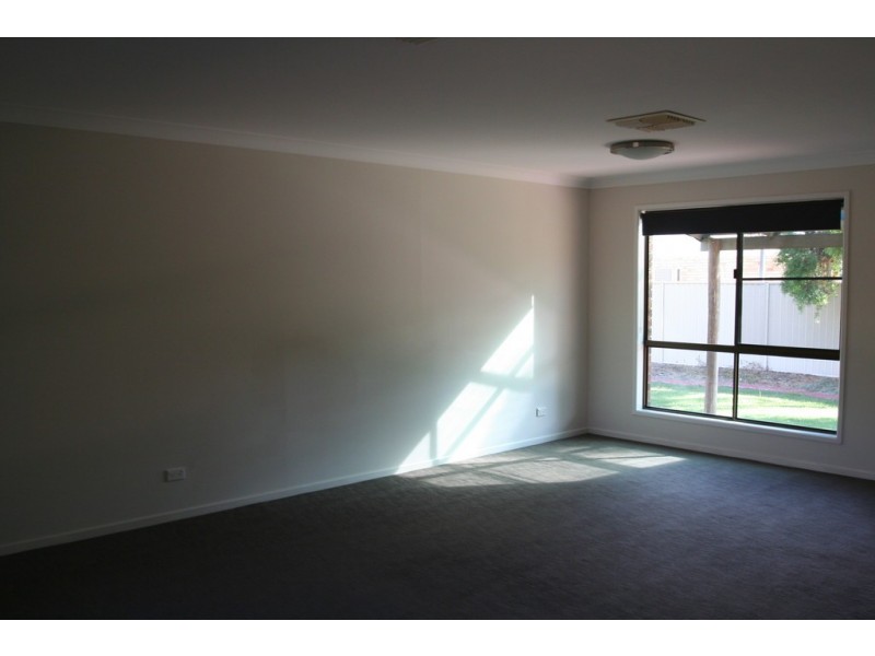 7 Gilbert Place, Emerald QLD 4720