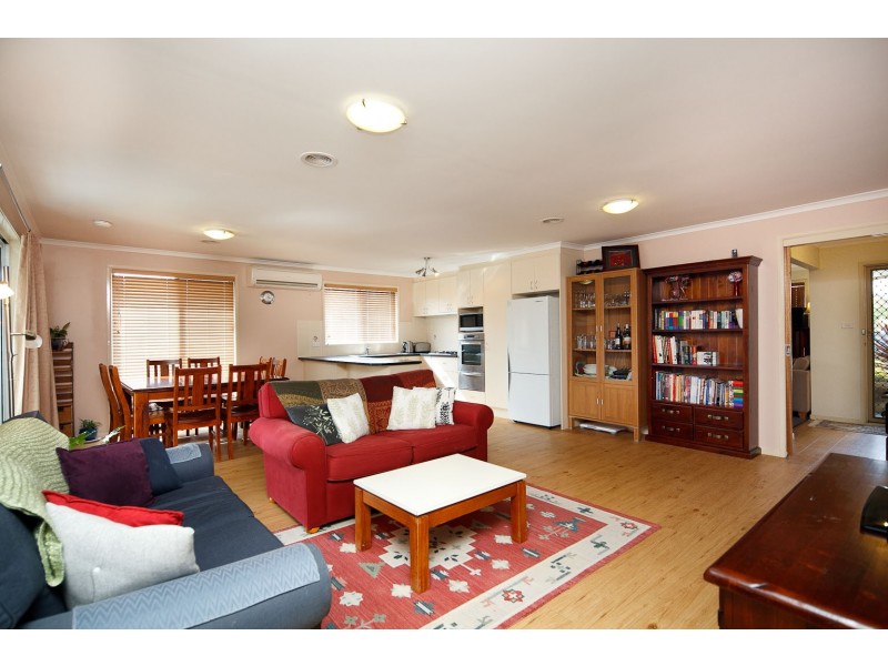 2 Hanrahan Crescent, Dunlop ACT 2615