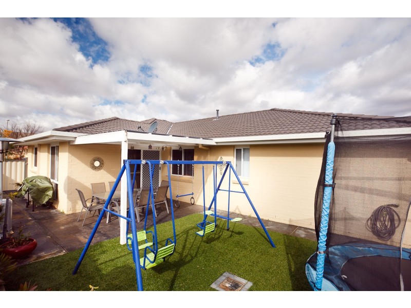 2 Hanrahan Crescent, Dunlop ACT 2615