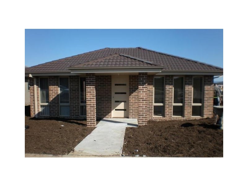 1/2  Kylie Tennant Street, Franklin ACT 2913