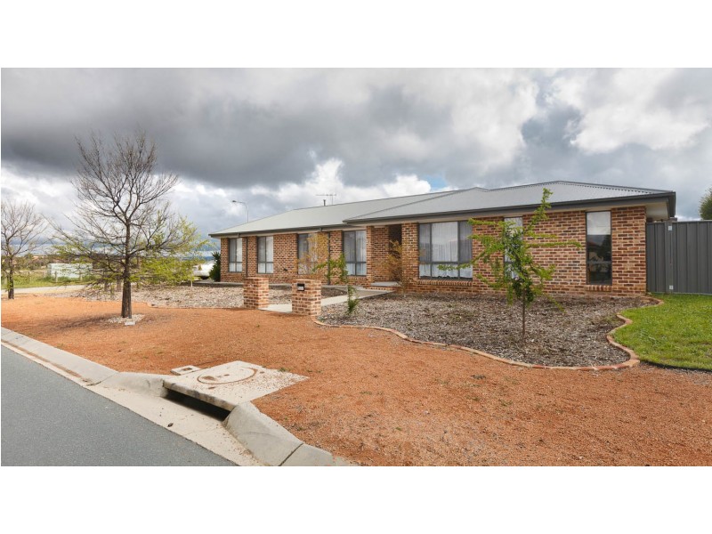 18 Hanrahan Crescent, Dunlop ACT 2615