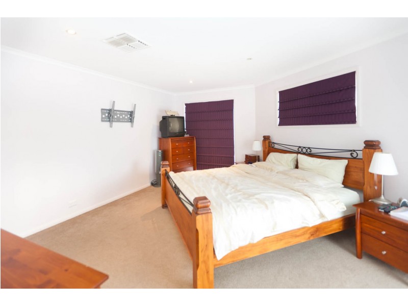 18 Hanrahan Crescent, Dunlop ACT 2615