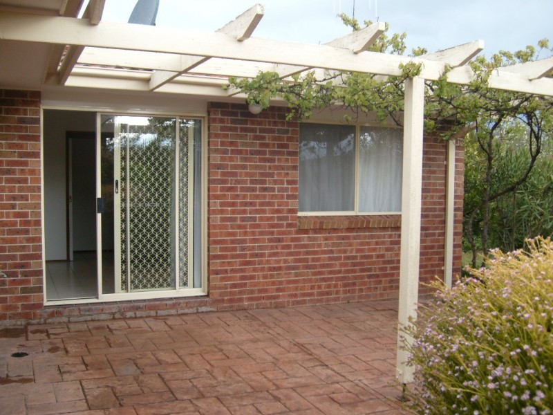 16 Rowntree Crescent, Isaacs ACT 2607