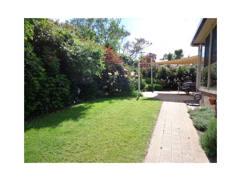 11 Gibbes Place, Weetangera ACT 2614